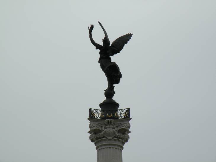  statue en-haut de la colonnes des Quinconces